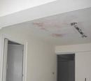 住宅大樓三樓天花板漏水並已造成油漆脫落現象情形(抓漏工程)
